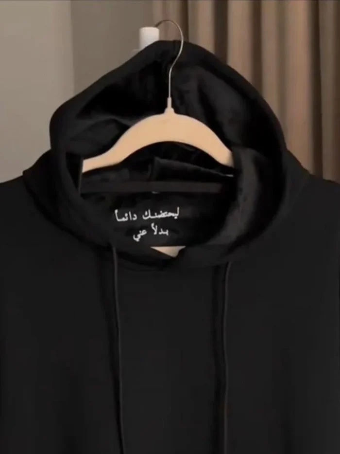 بلوفر ليحتضنك دائماً بدلاً عني